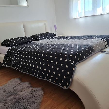 Apartment Tomas Near The Beach Pula Bagian luar foto