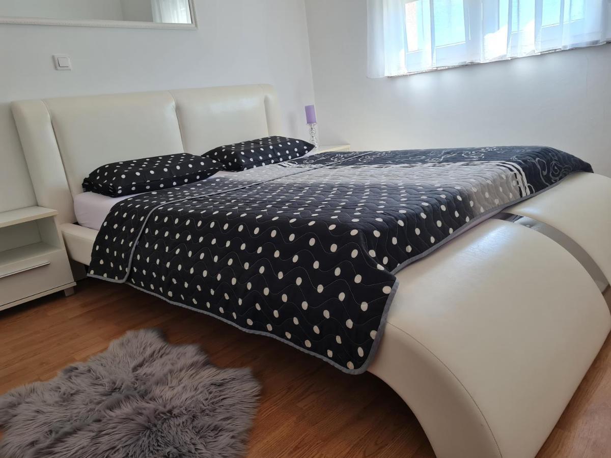 Apartment Tomas Near The Beach Pula Bagian luar foto