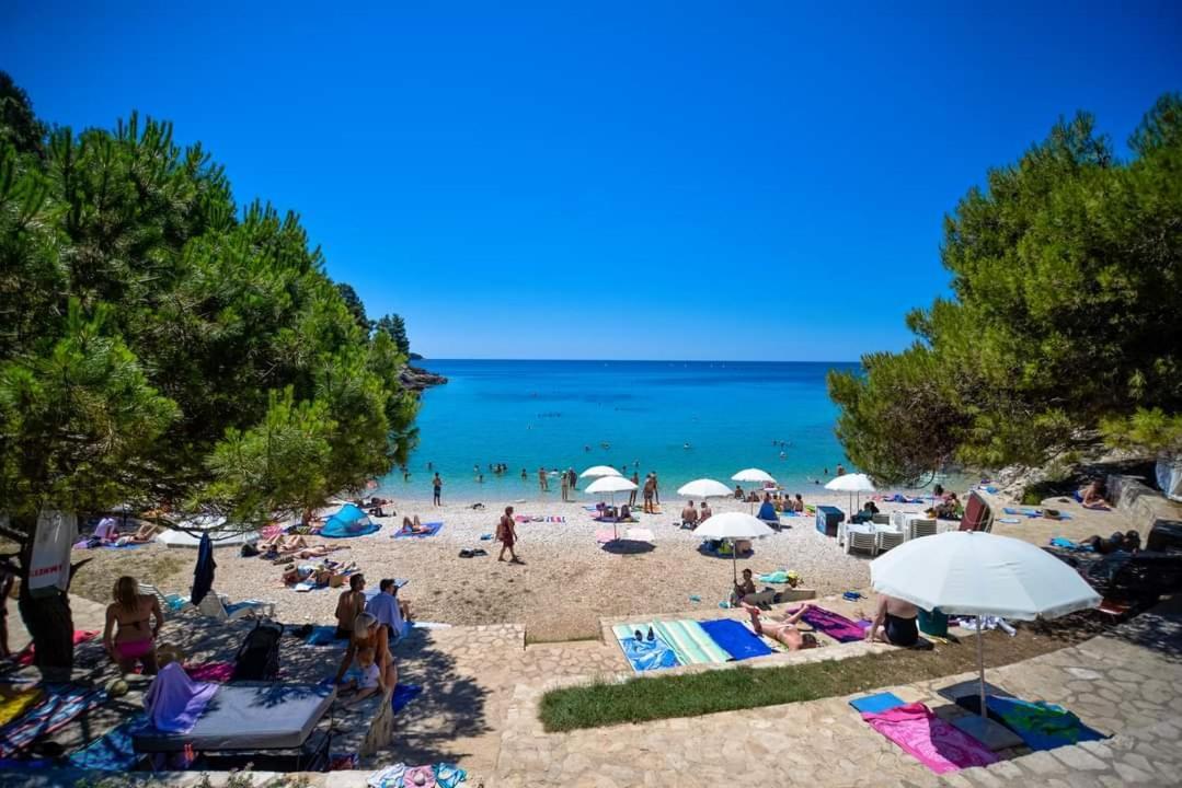 Apartment Tomas Near The Beach Pula Bagian luar foto